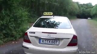 MILF Taxifahrerin leasst sich von Kunden im Auto ficken