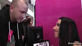 Deutscher Pornostar fickt Fan direkt auf der Venus Messe