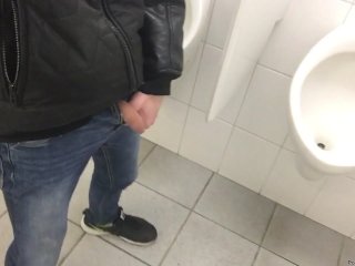 A quick pee in the urinal