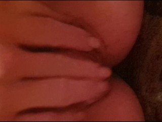 alla vicina di casa scappa la pipi mentre si tocca la figa