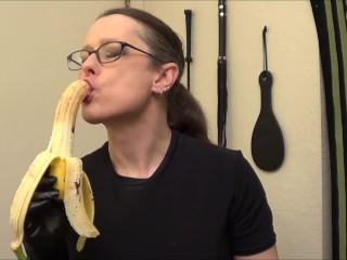 Athletic Babe Deepthroats Banana