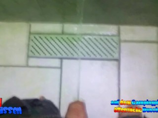Auf dem Campingplatz in die öffentliche Dusche gepisst