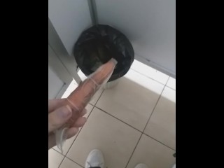 Boto mi dildo en el baño de la Universidad  Cat Face