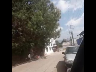 chico exhibicionista se la jala en el carro