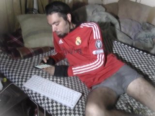Chico se traga su propia esperma en un show de webcam