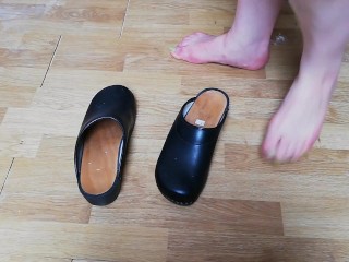 Clogs play