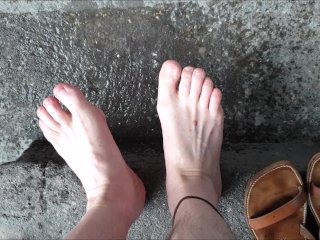 De court à plus court : mec se coupe les ongles des pieds (pour adeptes !)