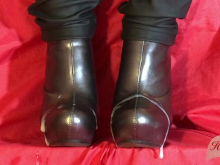 Éjaculer sur ses bottines grises