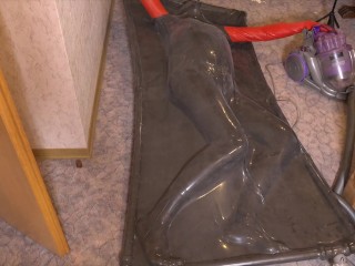 Erste Selbstbondage in Vakuumebtt mit Handschuhe mit Demask Torpedotit Suit