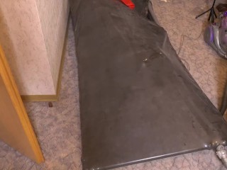Erste Selbstbondage mit Vakuumbett im Demask Torpedotit Latexcatsuit