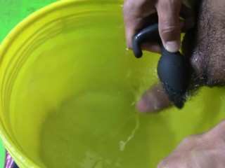 Estudiante Cachondo se Corre Dentro de un Balde con Agua Caliente!! uuuff