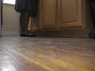 Giant Unaware in the Kitchen (slow-mo)
