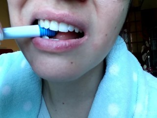 I Destroy a Plastic Pen With My Shredder Bright Teeth