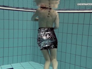 Loris blackhaired swirling in the pool