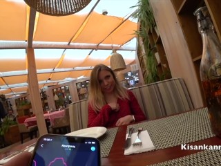 девушка получила оргазм в ресторане! Публичное кончание! Lovense