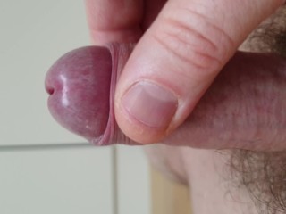 Pieds et bite qui éjacule en vue plongeante