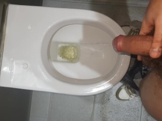 Pose on public toilet