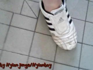 Sneaker bepissen