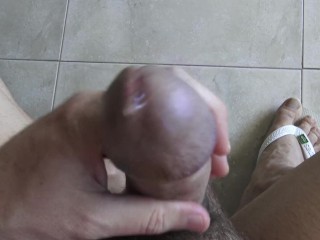 STRAIGHT MUSCLE GUY CUM SHOT 4K MONSTER COCK MASSIVE THIGHS MUSCLED LEGS