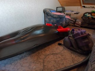 Training im Vakuumbett mit Handschuhen