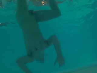 Twink loses trunks in hotel pool and swims naked