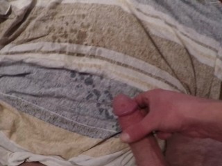 Viel Wichsen führt zu großem Cumshot auf das Bettlaken